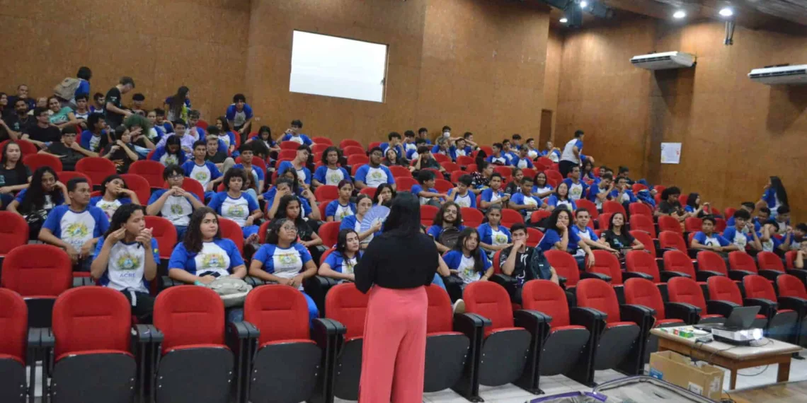 Um dos principais objetivos do projeto é reduzir a evasão escolar causada pela gravidez não planejada na adolescência. Foto: Clícia Araújo/SEE