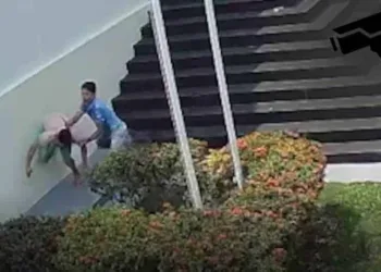 Vídeo mostra homem sendo esfaqueado em tentativa de assalto no Centro Rio Branco