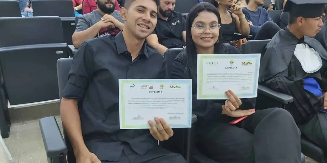 Formandos dos cursos técnicos em enfermagem e em saúde bucal, da Escola Maria Moreira, exibindo seus diplomas. Foto: Assessoria Ieptec.