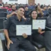Formandos dos cursos técnicos em enfermagem e em saúde bucal, da Escola Maria Moreira, exibindo seus diplomas. Foto: Assessoria Ieptec.