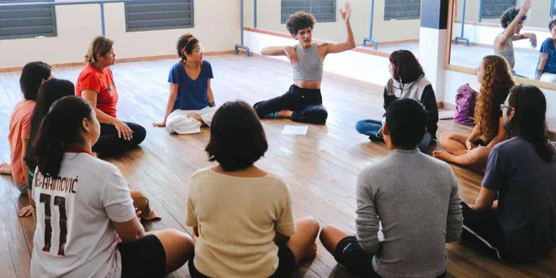 Alunos do curso de Iniciação Teatral durante o aprendizado. Foto: Hannah Lydia.