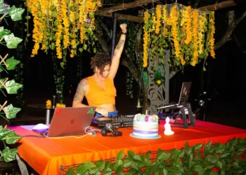 Cau Bartholo celebra seus 38 anos na festa Tropicaos