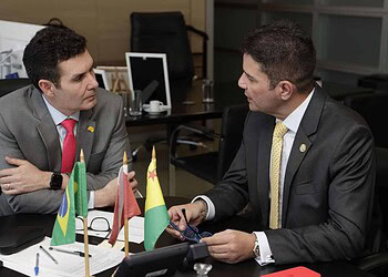 Governador Gladson Cameli trata de habitações para o Acre com ministro Jáder Filho. Foto: cedida