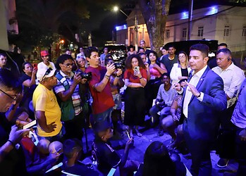 Governador levou proposta para as famílias que se encontram na entrada da Aleac. Foto: Marcos Vicentti/Secom