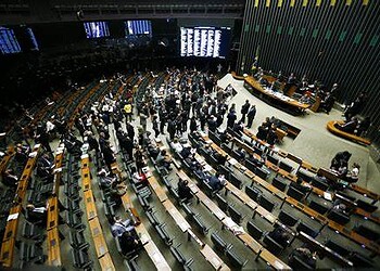 Câmara aprova texto-base de projeto que cria teto para juros rotativos do cartão de crédito