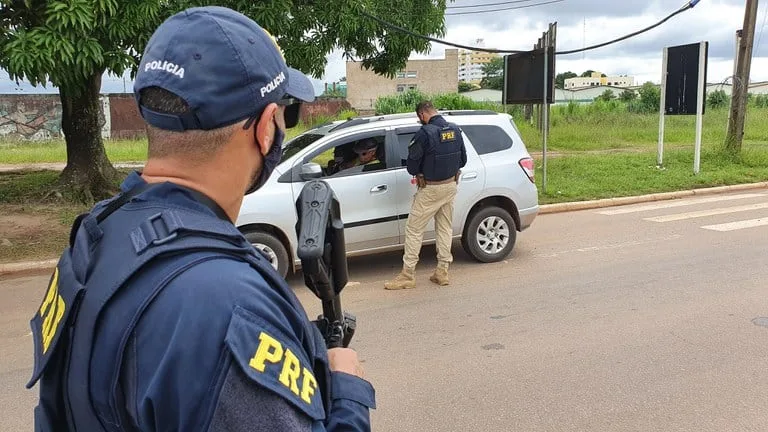 Homens são presos pela PRF por uso de documentos falsos no Acre