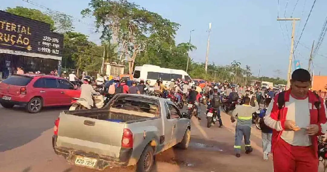 Manifestantes fecham trecho da AC-40 cobrando melhorias em ramais de Rio Branco