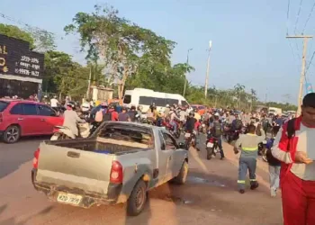 Manifestantes fecham trecho da AC-40 cobrando melhorias em ramais de Rio Branco