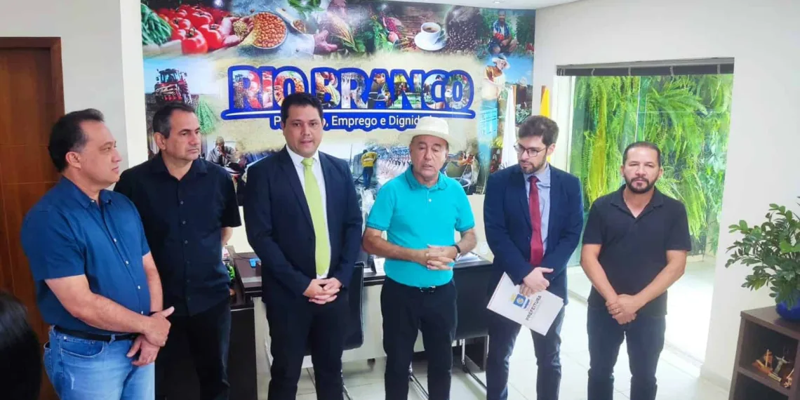Bocalom sanciona Lei que permite que lojas de conveniências em postos de combustíveis funcionem até 1h da manhã