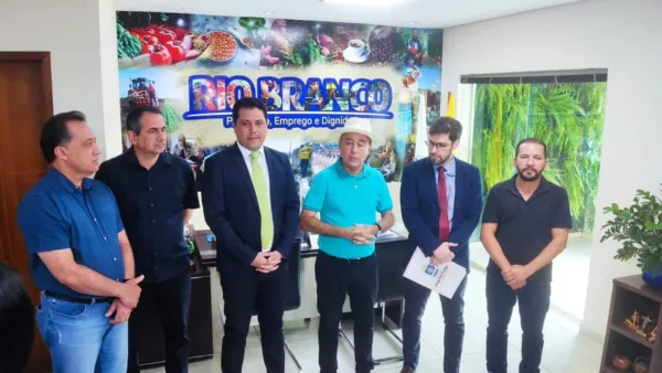 Bocalom sanciona Lei que permite que lojas de conveniências em postos de combustíveis funcionem até 1h da manhã