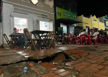 Com rachaduras no calçadão, Defesa Civil alerta para riscos na estrutura do Mercado Velho e diz que local pode ser interditado