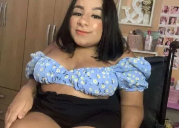 Acreana diagnosticada com 'ossos de vidro' faz vaquinha online: 'não vivo, eu sobrevivo'