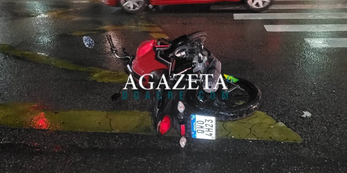 Carro atropela e mata motociclista em Rio Branco; vítima foi arremessada contra poste