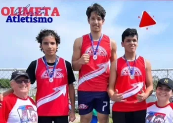 O diretor geral do Colégio Meta Evaristo De Luca com os alunos vencedores da Olimeta