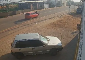 Jovem é atropelada por carro na Estrada da Sobral; imagens fortes