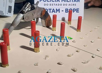 Jovem de 26 anos é preso portando arma, munição e mais de 100 pedras de crack