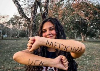 'Sobrevivente da criminalidade', diz acreana do Taquari que passou em Medicina na Ufac