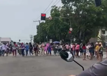 Familiares de detentos que realizam protesto no Centro de Rio Branco se concentram em frente ao Estádio José Melo