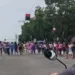 Familiares de detentos que realizam protesto no Centro de Rio Branco se concentram em frente ao Estádio José Melo