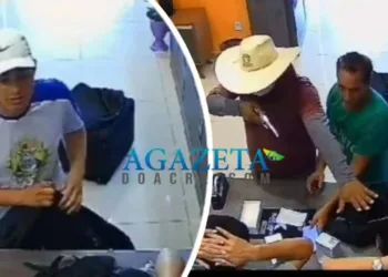 VÍDEO: Assaltantes invadem e roubam loja usando chapéu de palha, máscara e uniforme escolar