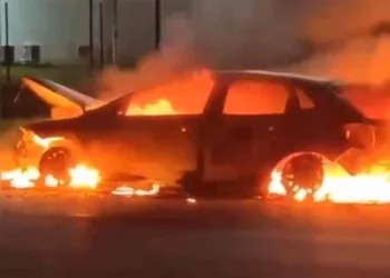 Pane elétrica causa incêndio e destrói totalmente veículo em via pública da Capital