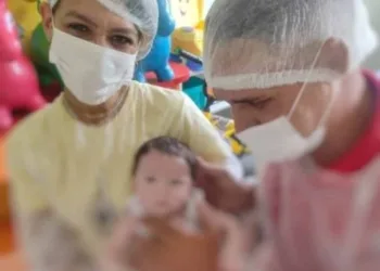 Pais visitam o filho recém-nascido pela primeira vez após ida para abrigo