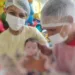 Pais visitam o filho recém-nascido pela primeira vez após ida para abrigo
