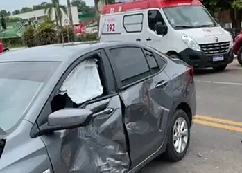 Motorista fica preso às ferragens do carro após colisão com motocicleta