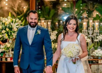 Uma cerimônia intimista marcou o casamento civil dos empresários Daniella Barcellos e Antônio Sousa