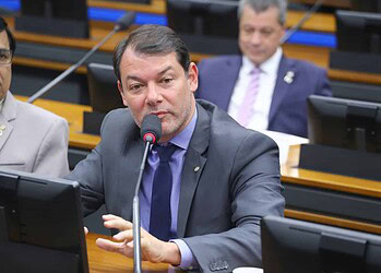 Roberto Duarte participa de comissão que beneficia professores