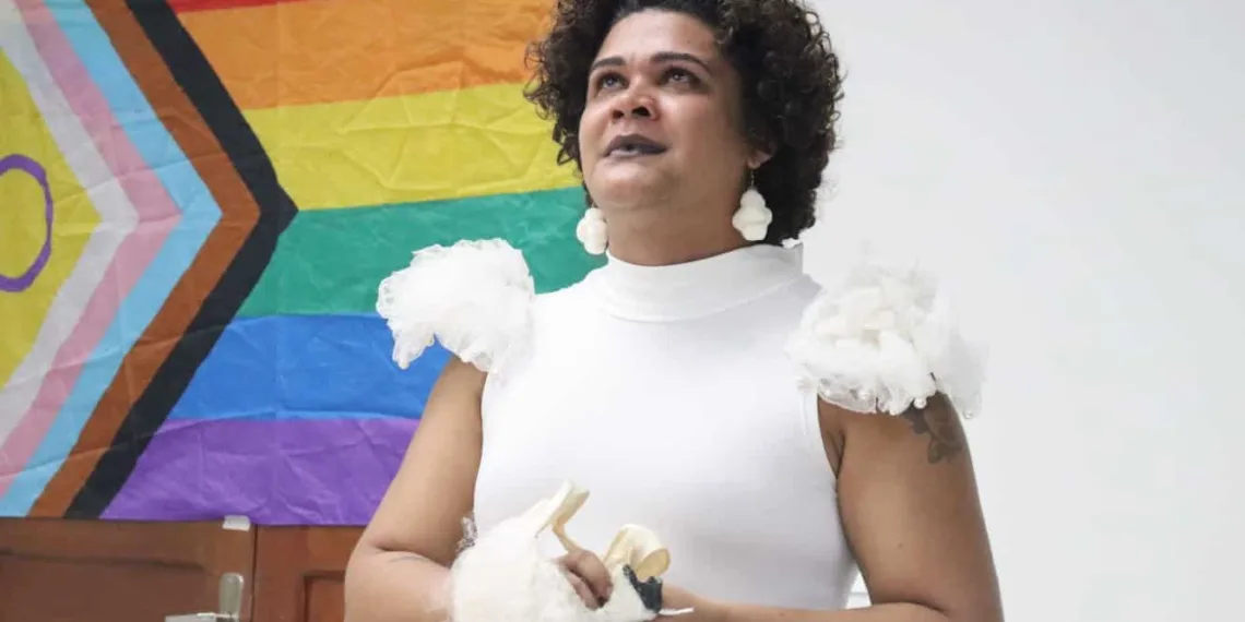 Atriz e pesquisadora Kika Sena é a primeira mestra travesti da Ufac