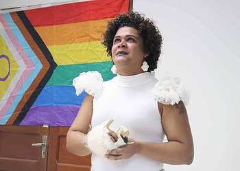 Atriz e pesquisadora Kika Sena é a primeira mestra travesti da Ufac