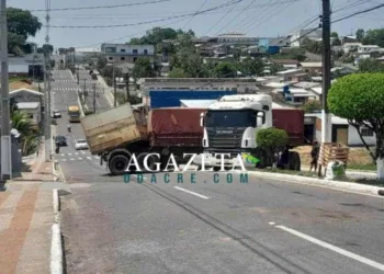 Carreta sofre pane mecânica em ladeira, motorista faz manobra e evita que veículo atinja casas e comércios