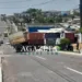Carreta sofre pane mecânica em ladeira, motorista faz manobra e evita que veículo atinja casas e comércios