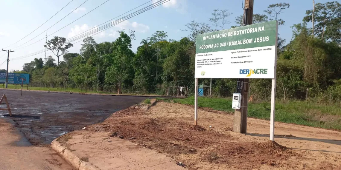 Deracre inicia implantação de rotatória próximo ao Parque Chico Mendes
