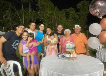 Amante do Beach Tênnis, Girlane Barcelos reuniu amigos e familiares para comemorar seu aniversário na Arena Life