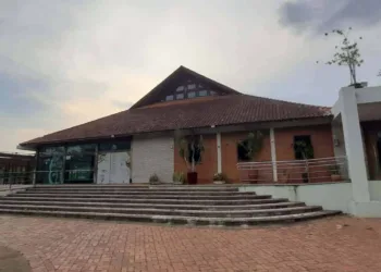 Quiosques comerciais do Parque da Maternidade sofrem com abandono, vandalismo e criminalidade; veja o estado de cada um