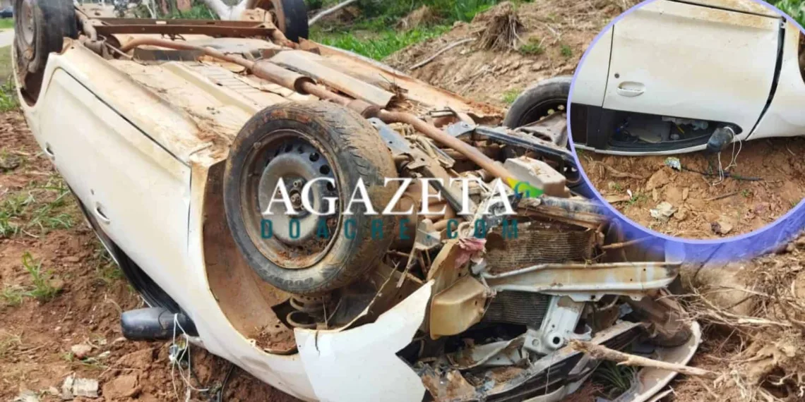 Motorista capota carro após pneu furar na estrada da Vila do V