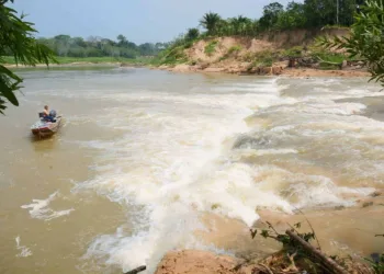 Cachoeira que se formou com desvio do rio, em Porto Acre, vira atrativo turístico para acreanos