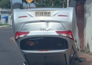 Carro capota após colidir com outro veículo no Conjunto Vila Ivonete, em Rio Branco