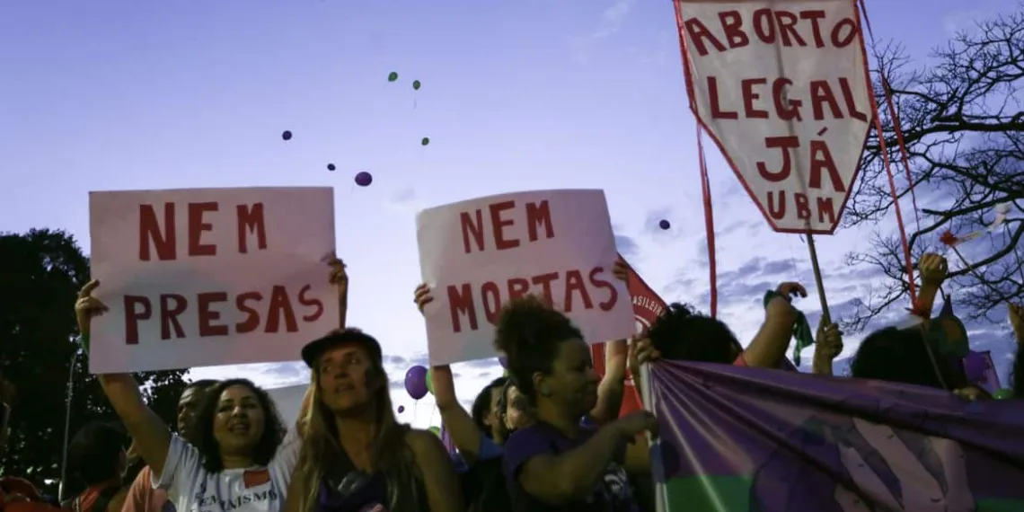 Participantes do Festival Pela Vida das Mulheres caminham do Museu Nacional da República até o Supremo Tribunal Federal (STF). Em frente à Corte, as ativistas fizeram um ato em defesa da descriminalização do aborto.

Foto: Fabio Rodrigues Pozzebom/Agência Brasill