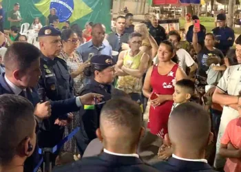 Em solenidade na Capital, Gladson quebra protocolo e fala com famílias da 'Terra Prometida': 'o que é determinado pela Justiça não se discute'