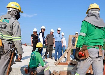 No aniversário de Sena Madureira, governador Gladson Cameli confere avanços nas obras da nova ponte da cidade