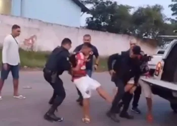Vídeo mostra jovens acusados de envolvimento em crimes tentando resistir à ação da Polícia
