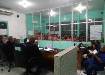 Após uma hora de atraso, começa sessão que decidirá sobre cassação de vereador indiciado por violência política no Bujari; mulheres acompanham votação