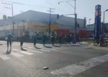 Terceirizados realizam novo protesto em frente ao Pronto-Socorro; governo diz que vale-alimentação foi pago