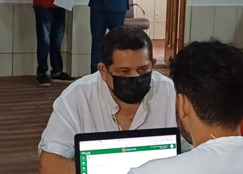 Morador busca informações durante Defensoria Itinerante — Foto: Murilo Lima/Rede Amazônica Acre