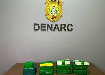 Droga estava dentro de uma bolsa e estava sendo transportada de Cruzeiro de Sul — Foto: Andryo Amaral/Rede Amazônica Acre