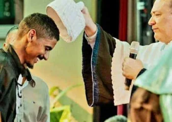 Filho de cortador de cana se forma médico e 'aposenta' o pai: 'Retribuição'