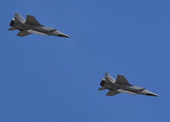 Caças russos MiG-31K, armados com mísseis hiperônicos Kinjal, durante exibição em Moscou - AFP - 9.mai.2018